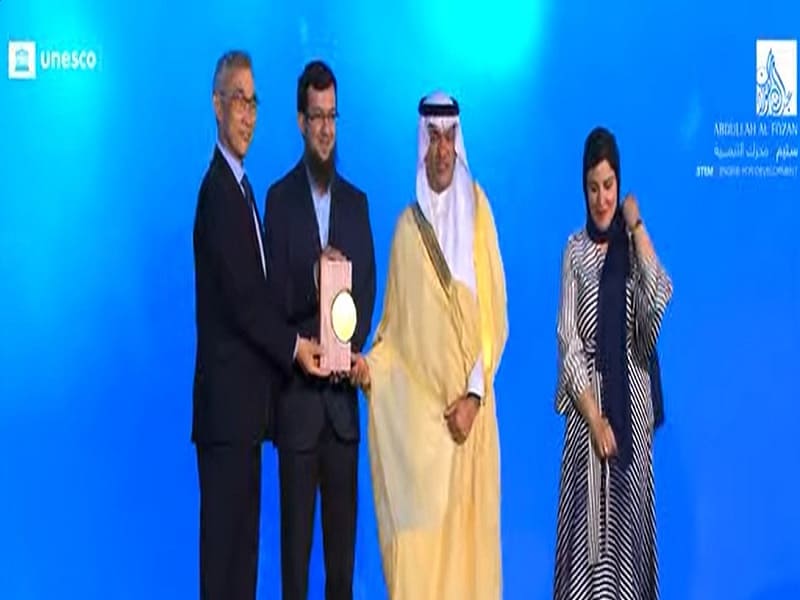 جامعة عين شمس تهنئ الدكتور هشام عمران بحصوله على جائزة اليونسكو الفوزان الدولية لشباب العلماء والباحثين