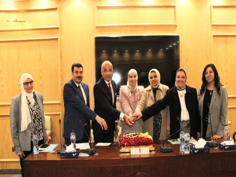 رئيس جامعة عين شمس يشهد اجتماع مجلس كلية الصيدلة