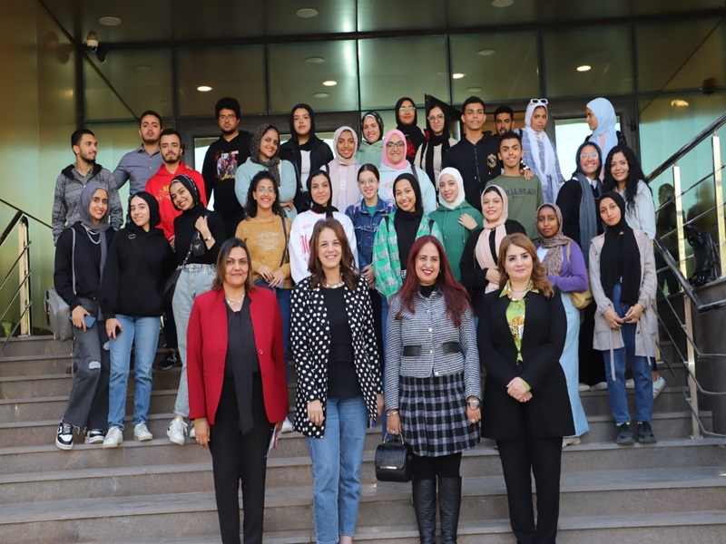 مجلة حواء تكرم كلية الإعلام جامعة عين شمس للمشاركة في حملة حواء "نازلين الانتخابات"