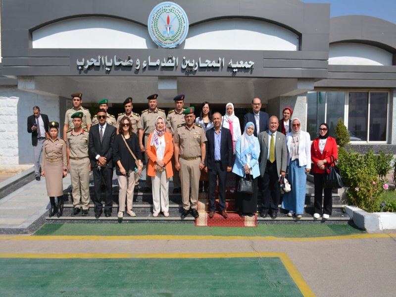 وفد من جامعة عين شمس في زيارة لجمعية المحاربين القدماء