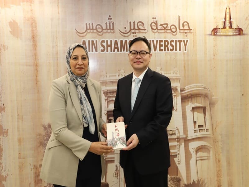 نائب رئيس جامعة عين شمس تستقبل وفدًا من جامعة قوانغدونغ للدراسات الأجنبية في الصين