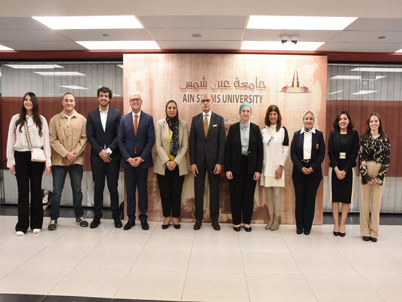 رئيس جامعة عين شمس يستقبل ممثلي اتفاقية جامعة شيكاغو وكلية التجارة
