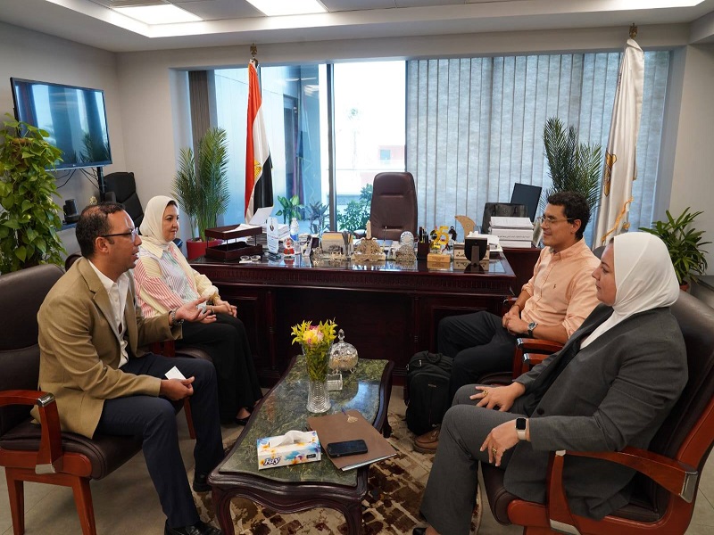 نائب رئيس جامعة عين شمس لشئون الدراسات العليا والبحوث تستقبل المدير الإقليمي لفرع الجامعة السويسرية في أسبانيا لبحث سبل التعاون