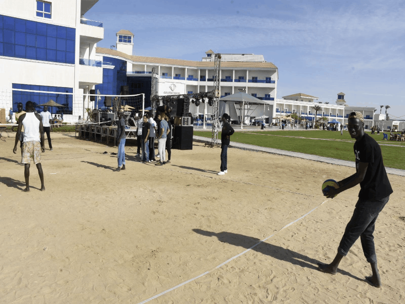 رئيس جامعة عين شمس ونائبه للتعليم والطلاب يشاركان 1000 طالب وطالبة من طلاب المدن الجامعية المصريين والوافدين فعاليات المهرجان الترفيهي بالإسماعيلية