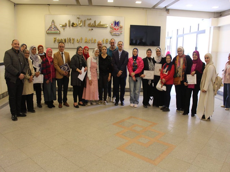 كلية الآداب بجامعة عين شمس تحتفل بيوم الأم المثالية والأب المثالي