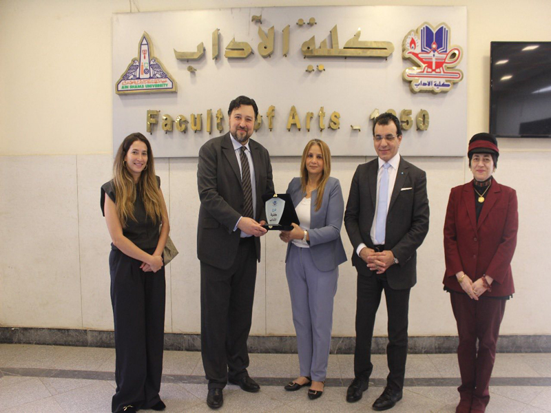 عميدة كلية الآداب بجامعة عين شمس تستقبل مدير شراكات جامعة إيسكس البريطانية لتعزيز التعاون الأكاديمي الدولي