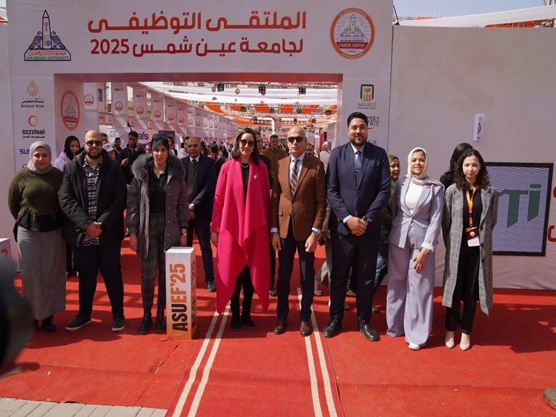 رئيس جامعة عين شمس يتفقد الملتقى التوظيفي للجامعة