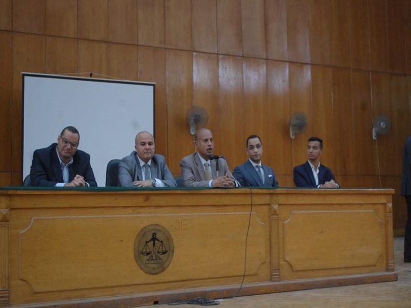 عميد كلية الحقوق والوكلاء وأعضاء هيئة التدريس ومعاونوهم يشهدون العرض النهائي لجمعية حقوق الإنسان بالكلية