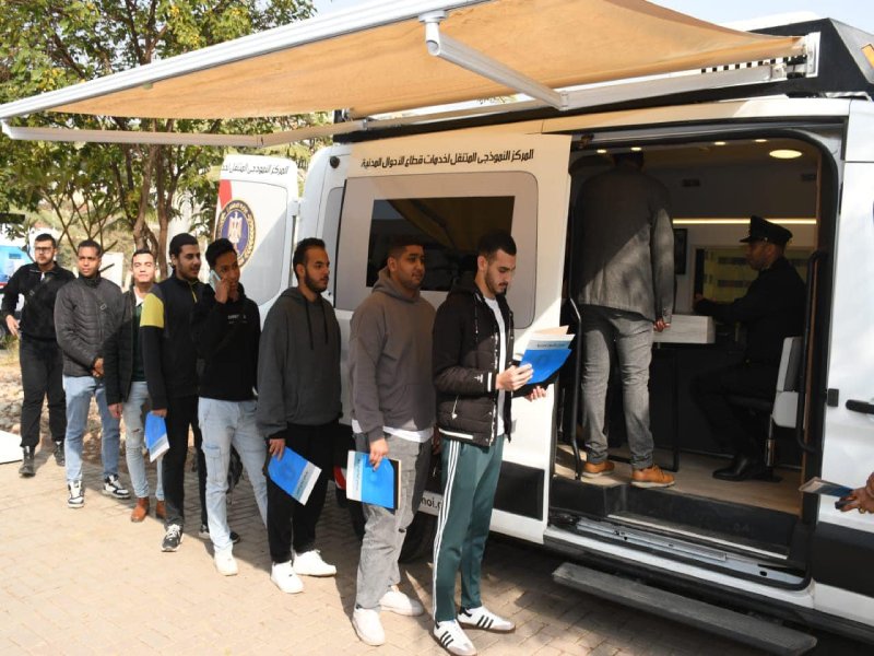 إقبال كبير من طلاب وعاملين جامعة عين شمس على خدمات وزارة الداخلية (الأحوال المدنية/ الجوازات/ المرور) بحرم المدينة الجامعية