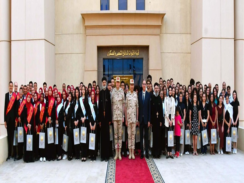 مشاركة وفد طلابي من جامعة عين شمس في زيارة لقيادتى قوات الصاعقة والمظلات التى نظمتها القوات المسلحة لشباب المصريين المقيمين بالخارج وشباب الجامعات