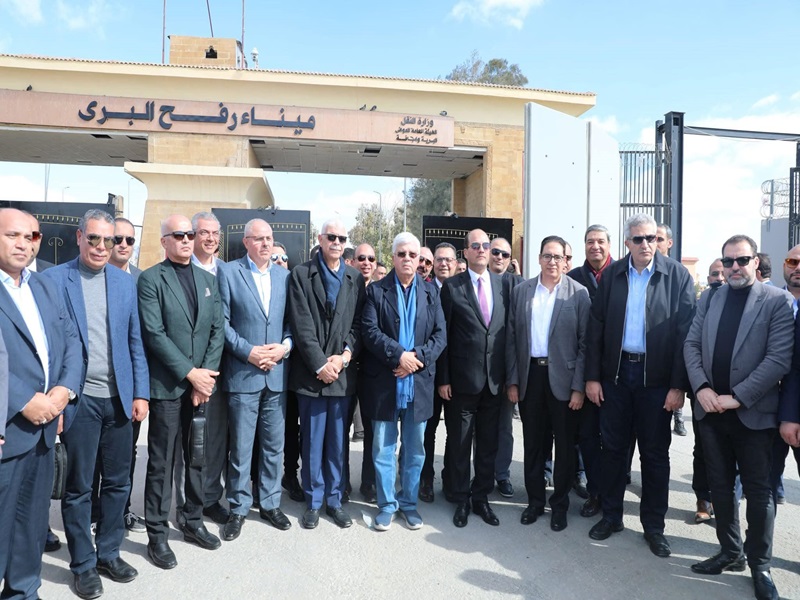 رئيس جامعة عين شمس يشارك ضمن وفد رفيع المستوى برئاسة وزير التعليم العالي لتفقد معبر رفح