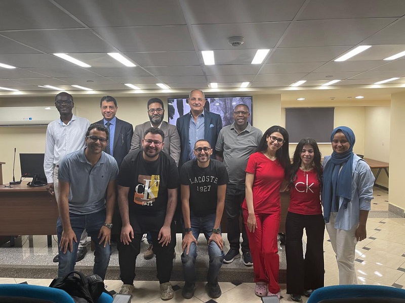 مستشفيات جامعة عين شمس تنظم برنامجًا تدريبيًا لطبيبين من كينيا وغانا على أحدث تقنيات الأشعة التداخلية