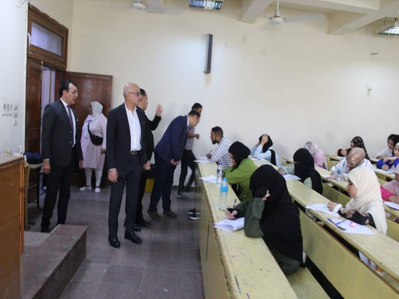 رئيس جامعة عين شمس يتفقد امتحانات الفصل الدراسي الثاني للعام الجامعي الجاري