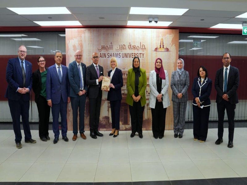 رئيس جامعة عين شمس يستقبل رئيس جامعة إكستر البريطانية عقب توقيع مذكرة تفاهم لتأسيس حرم لجامعة إكستر في قلب الحرم الجامعي الدولي لعين شمس