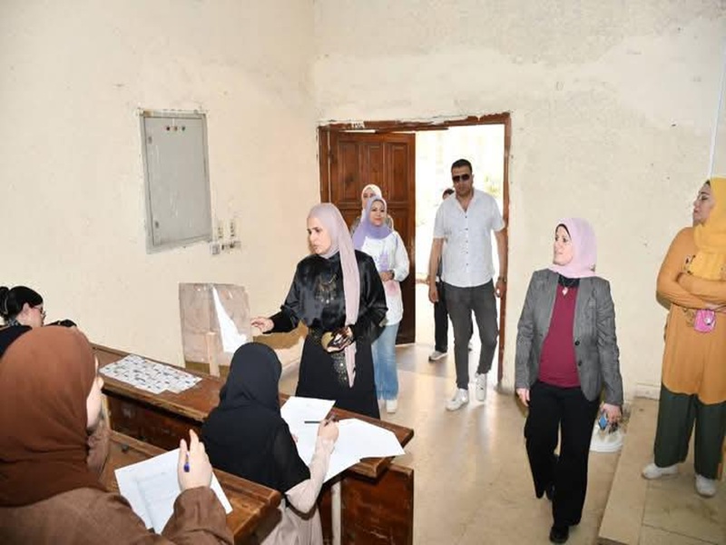 عميدة كلية البنات تُجري جولة تفقدية لمتابعة سير عملية الامتحانات