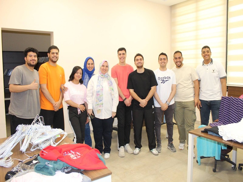 معرض خيري للملابس بكلية الإعلام جامعة عين شمس