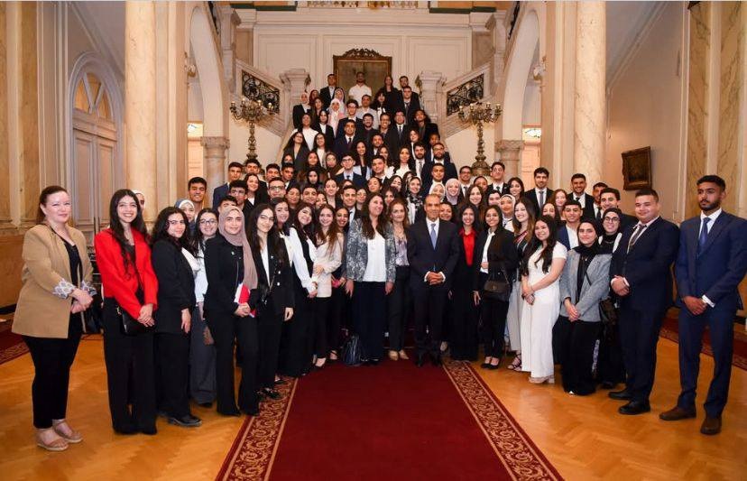 طلاب آداب عين شمس يشاركون اللقاء التفاعلي لوزير الخارجية والهجرة مع مائة طالب وطالبة من الجامعات المصرية