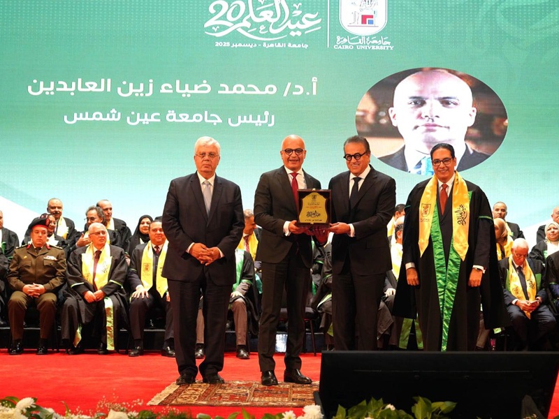 جامعة القاهرة تكرّم رئيس جامعة عين شمس في احتفالية عيد العلم العشرين تكريم يعكس القيادة والتكامل بين الجامعات المصرية العريقة