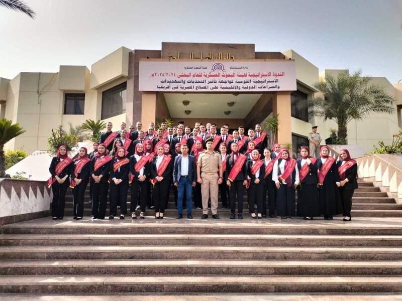 الفريق أول عبدالمجيد صقر القائد العام للقوات المسلحة وزير الدفاع والإنتاج الحربى يشهد مناقشة البحث الرئيسى لهيئة البحوث العسكرية بمشاركة وفد من طلاب جامعة عين شمس