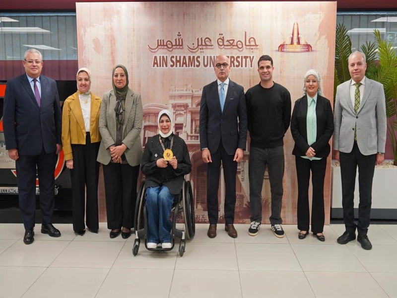 رئيس جامعة عين شمس يكرّم بطلي العالم في الكاراتيه تقديرًا لإنجازاتهما الدولية المشرفة