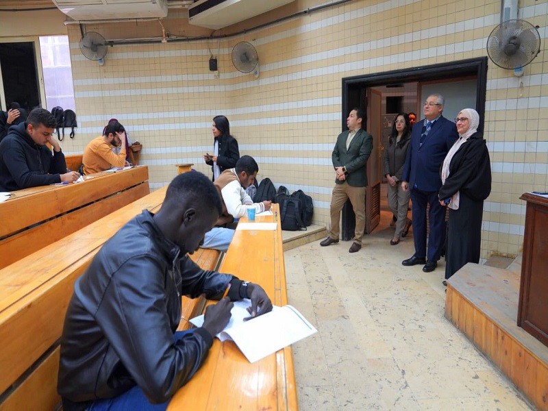 نائب رئيس الجامعة للتعليم والطلاب يتفقد امتحانات الفصل الدراسي الأول بكليات الصيدلة والآداب والحاسبات والمعلومات