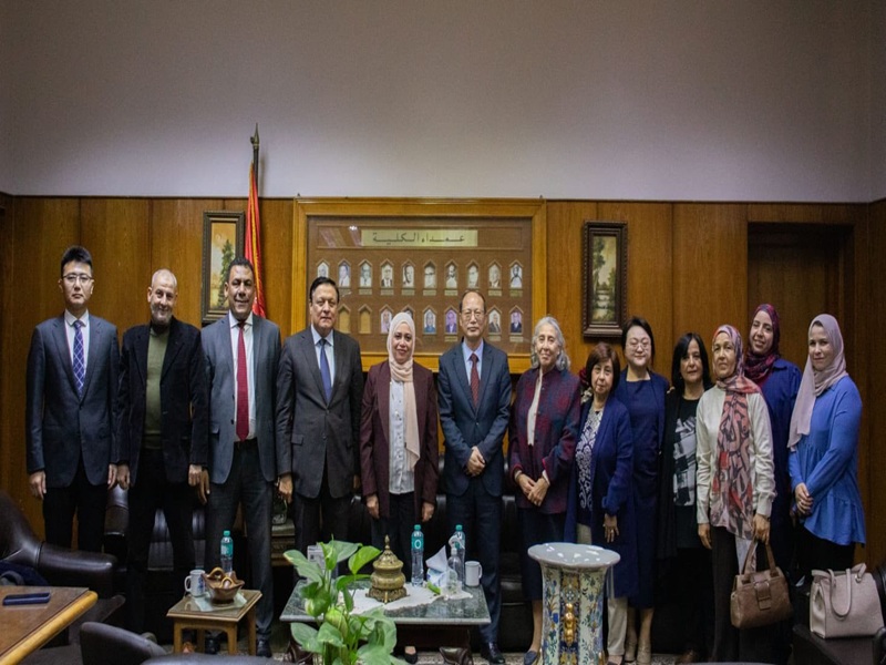 كلية الألسن تحتفي باليوم الثقافي الصيني في حضور التعليمي بالسفارة المستشار الصينية بالقاهرة احتفالًا بمرور 70 عامًا على العلاقات المصرية الصينية
