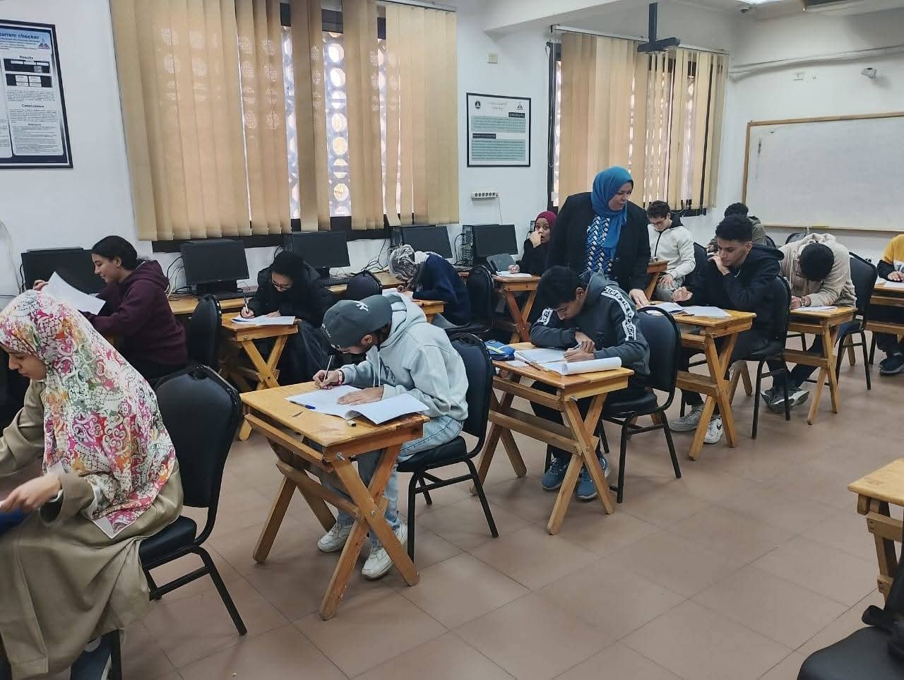 عميد كلية الحاسبات والمعلومات بجامعة عين شمس تتفقد سير امتحانات الفصل الدراسي الأول للعام الجامعي 2026/2025