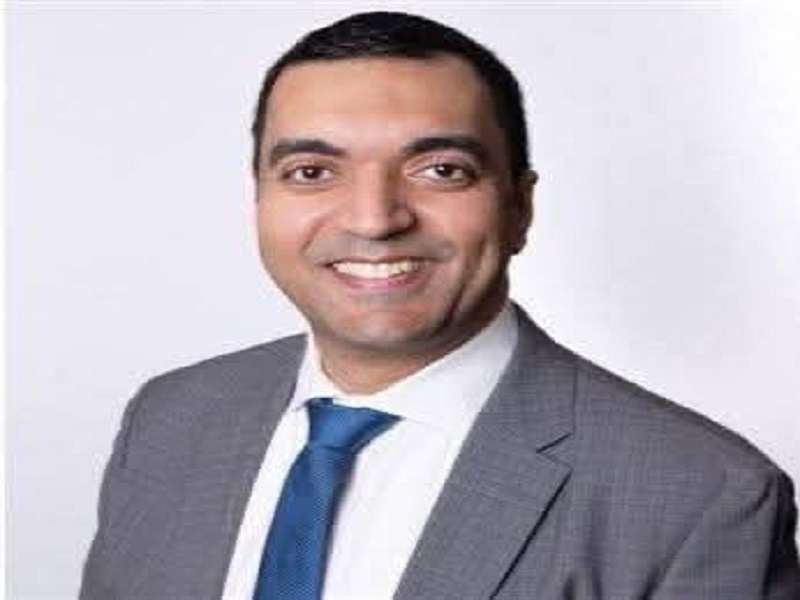 رئيس جامعة عين شمس يهنئ الدكتور محمد الألفي بانتخابه رئيسًا للكلية الملكية لجراحي العيون ببريطانيا