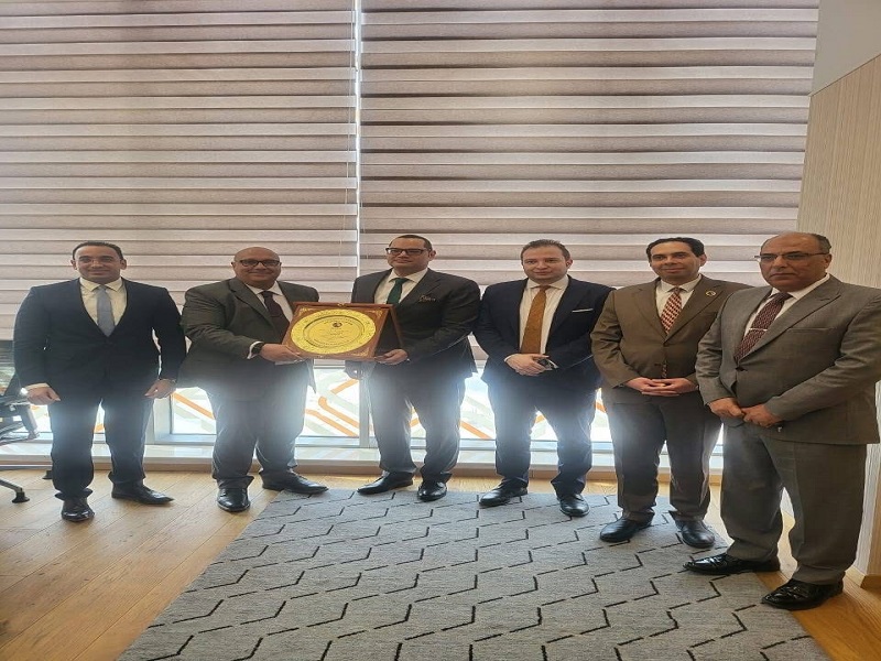 كلية الحقوق تهدي درع اليوبيل الماسي للسيد المستشار شريف محمد كمال الشاذلي نائب رئيس مجلس الدولة ورئيس هيئة مستشاري مجلس الوزراء