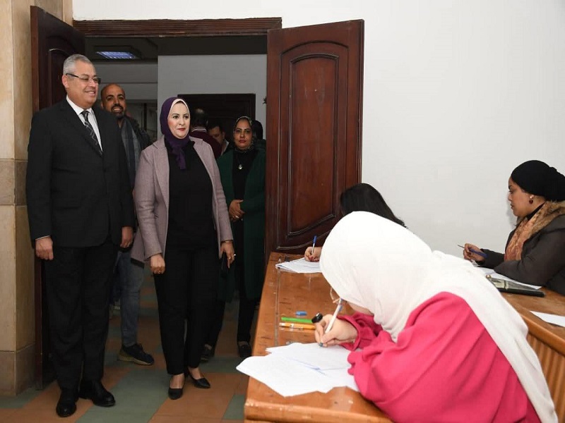 نائب رئيس جامعة عين شمس يختتم جولاته الميدانية لتفقد امتحانات الفصل الدراسي الأول بكلية الآثار