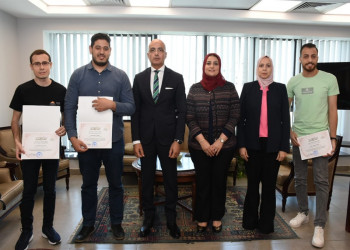 The President of Ain Shams University honors the team of the Faculty of Computer and Information Sciences that won first places in the Arab and African countries in the International Collegiate Programming Contest (ICPC)