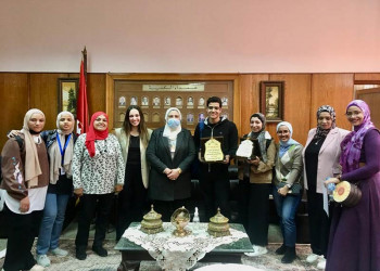 The Dean of the Faculty of Al-Alsun honors the students who won the scientific festival competition at the university level