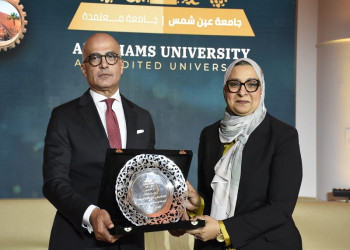 درع جامعة عين شمس يتوّج مسيرة التميز.. تكريم د. غادة فاروق في ختام المؤتمر الدولي الرابع عشر لجامعة عين شمس