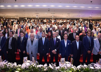 In the presence of a group of stars of art and singers... Ain Shams University honors its innovators during the closing festival of student activities
