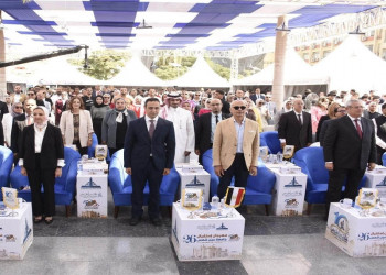 رئيس جامعة عين شمس والسادة النواب يشهدون رفع وتحية العلم خلال احتفالية استقبال العام الدراسي الجديد