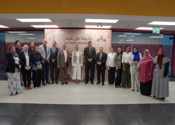 نائب رئيس جامعة عين شمس يُكرّم فريق عمل الجوائز بالبوابة الإلكترونية للجامعة