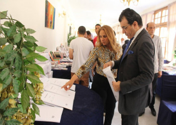 عميدة كلية آداب عين شمس تفتتح معرضًا للكتاب بالكلية وتتفقد الجناح وسط إقبال طلابي ملحوظ