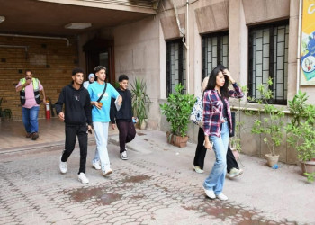 تربية عين شمس تُنفّذ تجربة إخلاء وبرنامجًا متكاملًا للسلامة بالتعاون مع الدفاع المدني بالجامعة