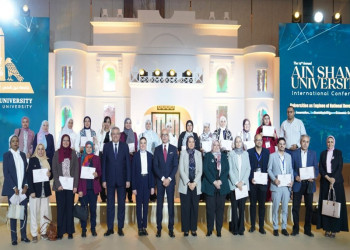 خلال فعاليات مؤتمر جامعة عين شمس العلمي الرابع عشر تكريم الحاصلين على مكافأة النشر الدولي (دفعة الأستاذ الدكتور أحمد حسين)