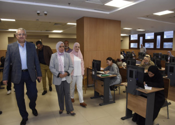 نائب رئيس الجامعة للتعليم والطلاب يتابع امتحانات نهاية الفصل الدراسي الثاني بكليتي التجارة والألسن ويشيد بالانضباط وسرعة التعامل مع المواقف الطارئة
