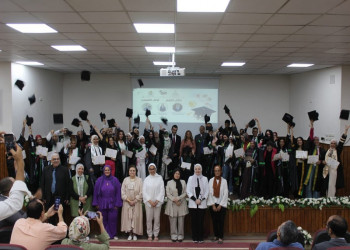 كلية الآداب بجامعة عين شمس تكرم أوائل الأقسام