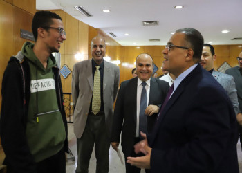جولة تفقدية لنائب رئيس جامعة عين شمس بكلية الحقوق في أول يوم لسحب وتقديم استمارات الانتخابات الطلابية