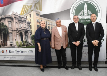 من الأهرامات إلى المتحف الكبير.. الدكتور زاهي حواس ضيف كلية التجارة بجامعة عين شمس