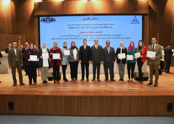 رئيس جامعة عين شمس ونائب الرئيس للدراسات العليا والبحوث يكرمان الدفعة (٣٠) من الحاصلين على مكافأة النشر الدولي