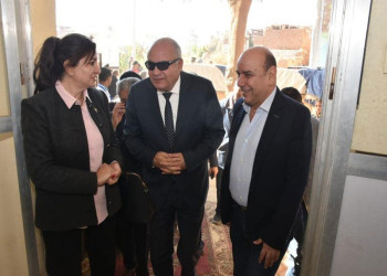 Mr. Suhail Hamza, Assistant Secretary of the University for Community Service and Environmental Development, inspects the work on the first day of the Ain Shams University convoy