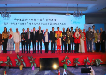 The President of Ain Shams University and the Chinese Ambassador witness the awards ceremony for the winners of the final International Chinese Language Bridge Competition