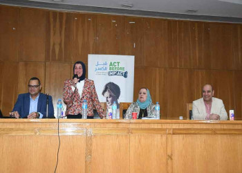 Launching the "Don't be break & Don’t be Refract" campaign to raise awareness of osteoporosis at the Faculty of Law