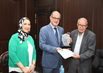 نائب رئيس الجامعة لشئون الدراسات العليا والبحوث يكرم أ. د. محمد صلاح الدين مصطفى أستاذ الطب الوقائي والوبائيات