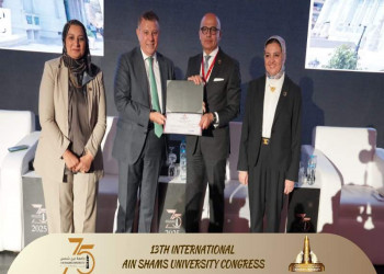 تكريم الحاصلين علي مكافأة النشر الدولي الدفعة رقم 33 ضمن فعاليات مؤتمر جامعة عين شمس العلمي الثالث عشر