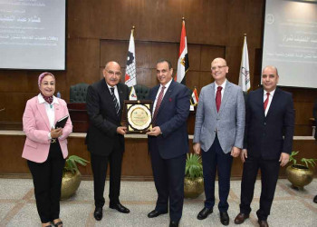 The Council of Community Service and Environmental Development Affairs at Ain Shams University honors the Vice President for Community Service and Environmental Development